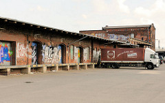 Lagerschuppen mit Laderampe - Lkw an der Rampe - historisches Lagergebäude in der Hafencity Hamburg im Oberhafenareal.