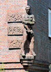 Terrakottaskulptur von  Kuöhl - Fassade Adolf von Elm Hof - Bilder aus Hamburg Barmbek Nord.
