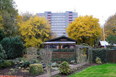Kleingartenverein am Friedrichshuder Weg - Schrebergarten im Stadtteil Lurup - Hochhaus im Hintergrund.