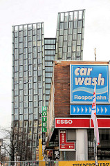 Werbung der Essotankstelle Reeperbahn auf Hamburg St. Pauli - Neubau Hochhäuser Tanzende Türme vom Hamburger Architektenbüro BRT – Bothe, Richter, Teherani.