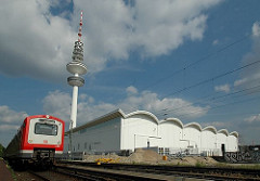 Blick über die Gleise der S-Bahn zu den Messehallen und dem Hamburger Fernsehturm.
