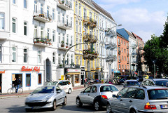 Strassenkreuzung mit Autoverkehr - Gründerzeitfassaden mit Balkons - Osterstrasse in Hamburg Eimsbüttel.