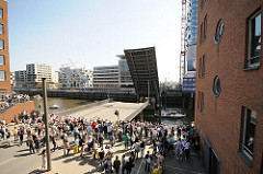 Geöffnete Klappbrücke am Sandtorhafen in der Hamburger Hafencity - Schaulustige.