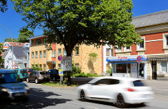 Langenhorner Chaussee in Hamburg Langenhorn - Fischgeschäft, Neubau; Strassenverkehr - fahrende Autos.