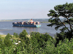 Falkenstein Sven Simon Park Elbblick -Containerschiff auf der Elbe
