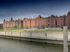 Ericusgraben mit Blick zu den Speichergebäuden in der Hamburger Speicherstadt am Brooktorkai - davor verläuft der Zollzaun des Hamburger Freihafens.