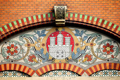 Hamburgwappen im Mosaikdekor der ehem. Realschule Weidenstieg im Hamburger Stadtteil Eimsbüttel.