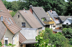 Einzelhäuser mit Spitzdach - Gebäude in der Hügellandschaft von Hamburg Eissendorf - Fotos aus den Stadtteilen der Hansestadt Hamburg.