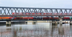Eisenbahnbrücke über den Billehafen / Oberhafenkanal in Hamburg Rothenburgsort. Ein S-Bahnzug und ein Güterzug befahren die Brücken.