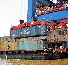 Beladen einer Schute mit einem Container am Kai des Container Terminals Altenwerder - Fotos aus dem Hafen Hamburgs.