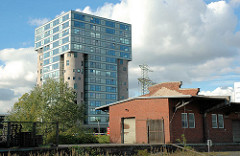 Bürogebäude / umgebaute Silos am Schellerdamm in Hamburg Harburg; im Vordergrund ein Lagergebäude auf dem Gelände des ehem. Güterbahnhofs. (2005)