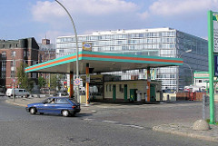 Tankstelle Messberg mit Wagenpflege - im Hintergrund das Bürogebäude am Deichtorplatz. (2004)