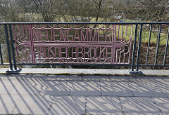 Neuengammer Hausdeichbrücke - Stichkanal zum Gelände des Konzentrationslagers Neuengamme.