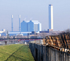 Zollzaun mit Stacheldraht an der Zollgrenze des Hamburger Freihafens am Klütjenfelder Deich in Hamburg Wilhelmsburg - im Hintergrund die Industriearchitektur des Hezkraftwerks Tiefstack in Hamburg Billbrook.