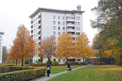 Siedlung mit Hochhäusern - Grünanlage mit herbstlichen Bäumen - Stadtteil Hamburg Lurup.