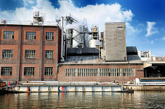 Industrieanlage am Ufer der Bille - Binnenschiffe liegen im Wasser - Fotos aus dem Hamburger Stadtteil Hammerbrook.