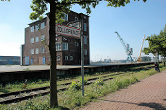 Zollgrenze an der Versmannstrasse - Gleise der Hamburger Hafenbahn; Laderampe und Hafengebäude.