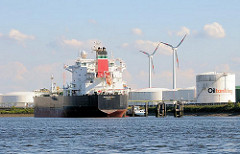 Tankhafen an der Rethe - Tankschiff im Kattwykhafen - im Hintergrund Öltanks und eine Windkraftanlage - Bilder aus Hamburg Wilhelmsburg.