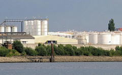 Industrieanlage am Ufer des Wilhelmsburger Reiherstiegs - Tanks und Silos.