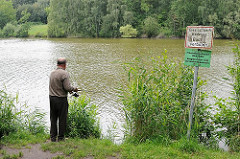 See mit Angler - Schild mit Baden verboten; Bilder aus Hamburg Niendorf - Lauf des Baches Tarpenbek.