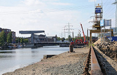 Bauarbeiten im Harburger Binnenhafen - Lotsenkanal Schienen der Krananlage, Klappbrücke.