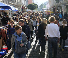Tausende Besucher drängen sich auf dem Flohmarkt und den Veranstaltungen des alternativen Strassenfestes auf der Sternschanze.
