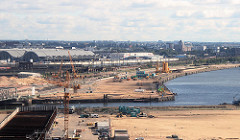 Fotografien aus dem ehemaligen Hamburger Freihafengebiet - Blick über die Einfahrt zum Magdeburger Hafen zum Baakenhafen; lks. die Hallen vom Hamburger Grossmarkt (2007)