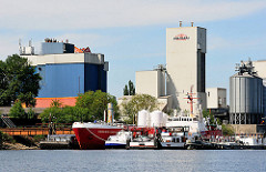 Industriearchitektur am Rande des Reiherstieg; Liegeplatz von Frachtschiffen.