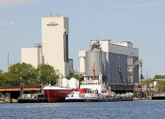 Industriegebäude am Reiherstieg im Hamburger Stadtteil Wilhelmsburg - Schiffe liegen am Ufer des Hamburger Wasserwegs.