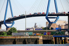 Containerlaster im Hamburger Hafen - Lkwverkehr auf der Köhlbrandbrücke.
