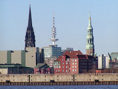 Blick über die Norderelbe und dem Strandkai zum Gebäude des Amts für Strom- und Hafenbau; lks. der Turm von St. Nikolai, in der Mitte der Fernsehturm und re. die St. Katharinenkirche.