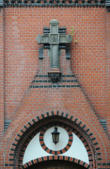 Fassade mit Kreuz,  Eidelstedter Elisabeth Kirche.