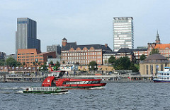 Historische und moderne Architektur Hamburgs bei den St. Pauli Landungsbrücken.
