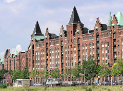 Blick zu den Speichergebäuden in der Hamburger Speicherstadt am Brooktorkai - davor verläuft der Zollzaun des Hamburger Freihafens