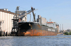 Der Frachter EPTALOFOS am Neuhöfer Pier - die Ladung des Massengutfrachters ist fast gelöscht, das Schiff liegt weit aus dem Wasser.