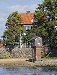 Zollenspieker Fährhaus - historisches Pegelhaus am Ufer der Elbe.