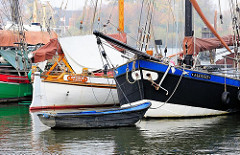 Schiffsbug und Ruderboot, historische Fischerboote im Hafen von Hamburg Finkenwerder.