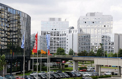Blick auf moderne Bürogebäude in der City Nord - Hamburgs Bürostadt in Winterhude.