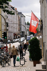 Gründerzeit und Jugenstilarchitektur in Hamburg - Etagenhäuser im Mühlenkamp - Hamburg Flagge an der Hausfassade.