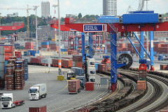 HHLA Container Terminal Tollerort - Containerbrücken zur Zugbeladung, Sattelschlepper zum Containerstrassentransport.