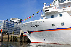 Kreuzfahrtschiff Bremen im Hamburger Hafen - im Hintergrund moderne Architektur in der neuen Hafencity.