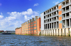 Fassaden der Speichergebäude und Parkhaus am Dessauer Ufer des Saalehafens in Hamburg Kleiner Grasbrook.