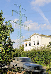 Hochspannungsmast im Stadtteil HH- Gut Moor - Wohnhaus unter den Hochspannungsleitungen - schnell fahrendes KFZ.