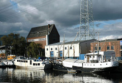 Schiffe im Harburger Hafen - Getreidespeicher.