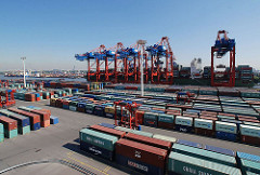 Hafengebiet Hambug Waltershof - EUROGATE Containerterminal. Containerlager und Containercarrier.