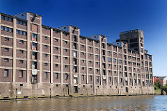 Architekturgeschichte aus dem Hamburg Hafen - Speichergebäude am Hoovekanal - Hamburg Veddel.