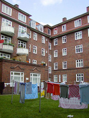 Hinterhof Habichtplatz / Dulsberg, Wäsche zum Trocknen aufgehängt.