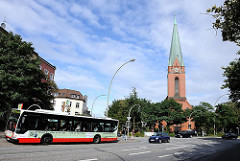 Bushaltestelle mit HVV Bus an der S-Bahn Station Heimfeld - St. Pauluskirche Petersweg.