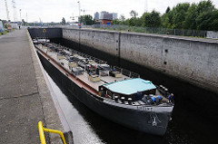 Binnenschiff in der Schleusenkammer der Harburger Schleuse.