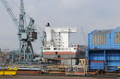 Werftgelände der Sietas Werft - Schiffsneubau im Dock.